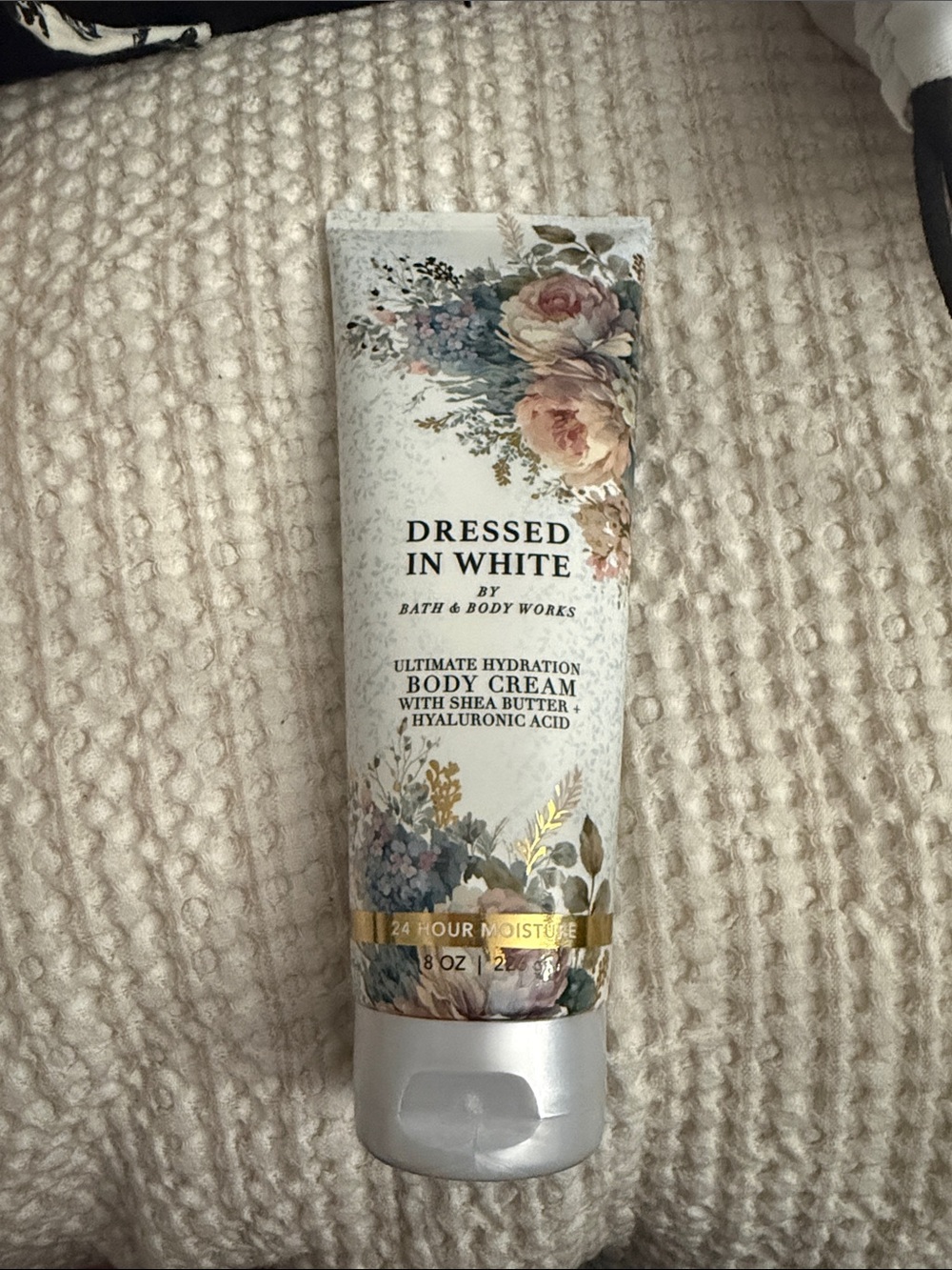 Bath & Body Works Dressed in White Ultimate Hydration Body Cream - White